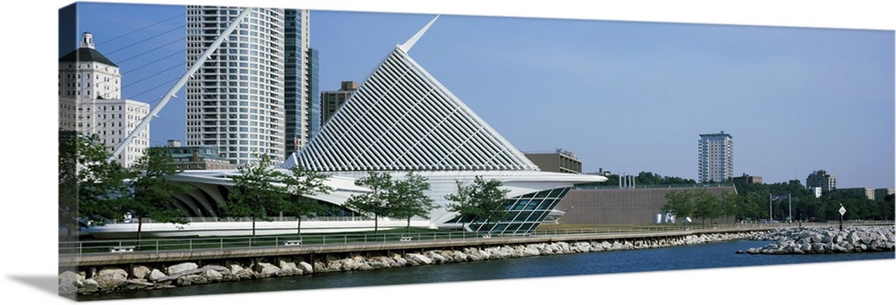 Art museum at the waterfront, Milwaukee Art Museum, Lake Michigan, Milwaukee, Wisconsin, USA.