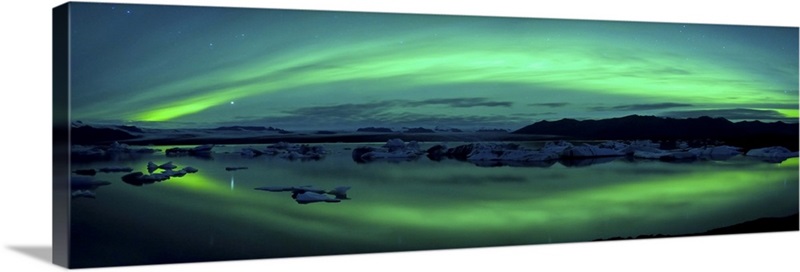 Aurora Borealis or Northern Lights over the Jokulsarlon Lagoon, Iceland ...