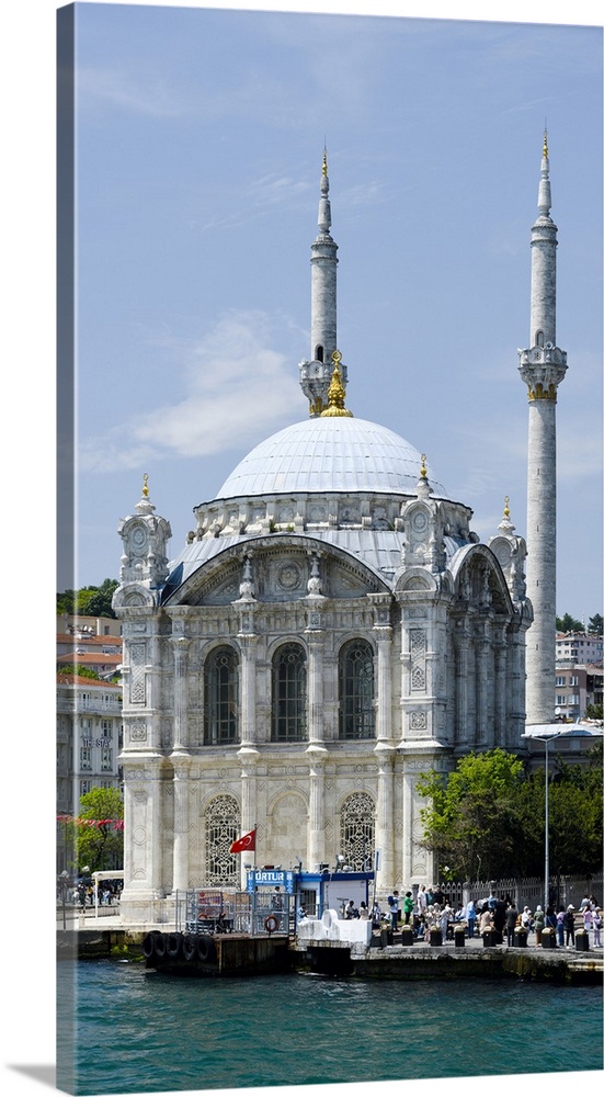 Buyuk Mecidiye Mosque in Ortakoy, Istanbul, Turkey