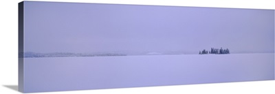 Canada, Northwest Territories, Great Slave Lake, Horizon over the frozen lake