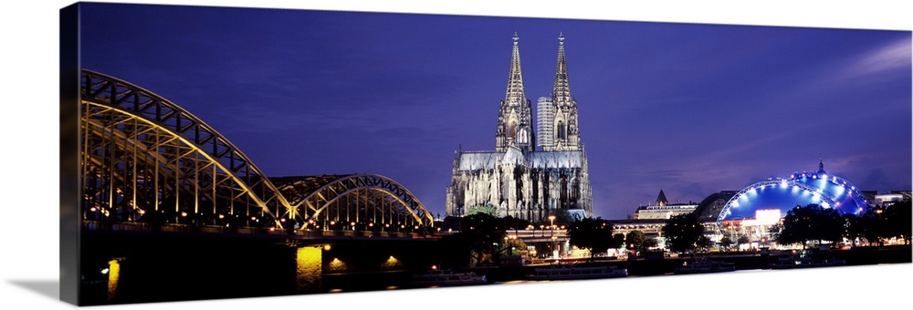Germany, Cologne, Hohenzollern Bridge, Cathedral and musical dome