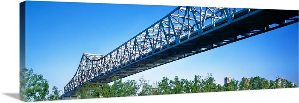 Crescent city connection bridge over mississippi river, new orleans, louisiana, USA.