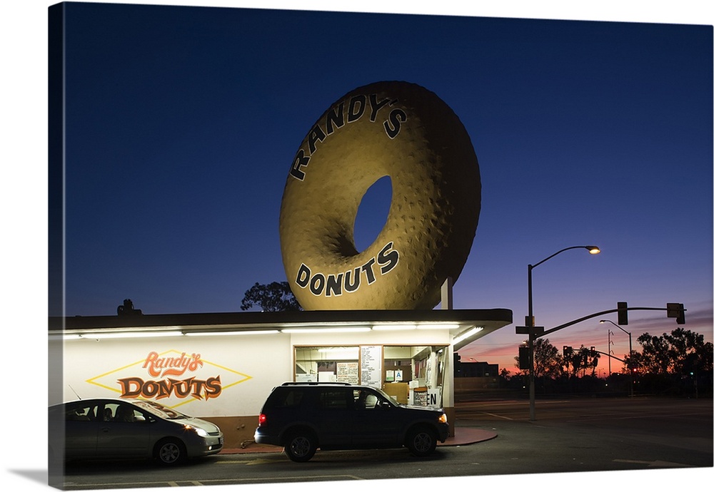 Donut's shop at dawn, Randy's Donuts, Inglewood, Los Angeles County, California, USA