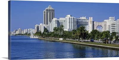 Florida, Miami, Miami Beach, Panoramic view of waterfront and skyline
