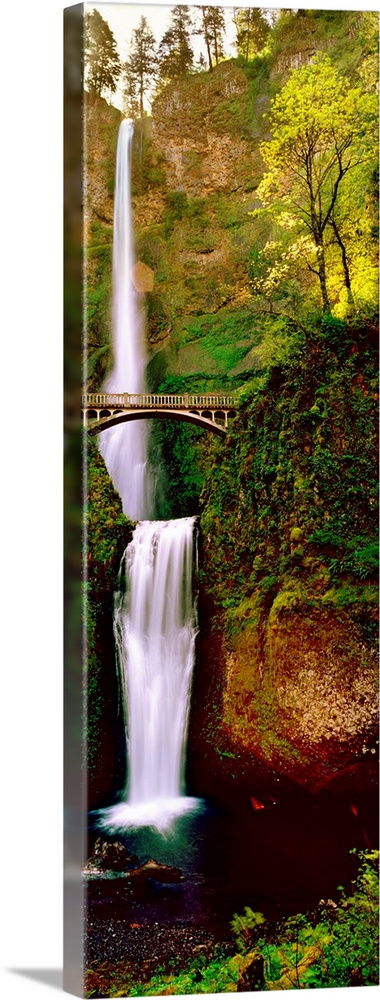 Footbridge in front of a waterfall, Multnomah Falls, Columbia River Gorge, Multnomah County, Oregon, USA