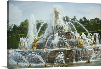 Fountain in a garden, Bassin De Latone, Versailles, Paris, Ile de France, France