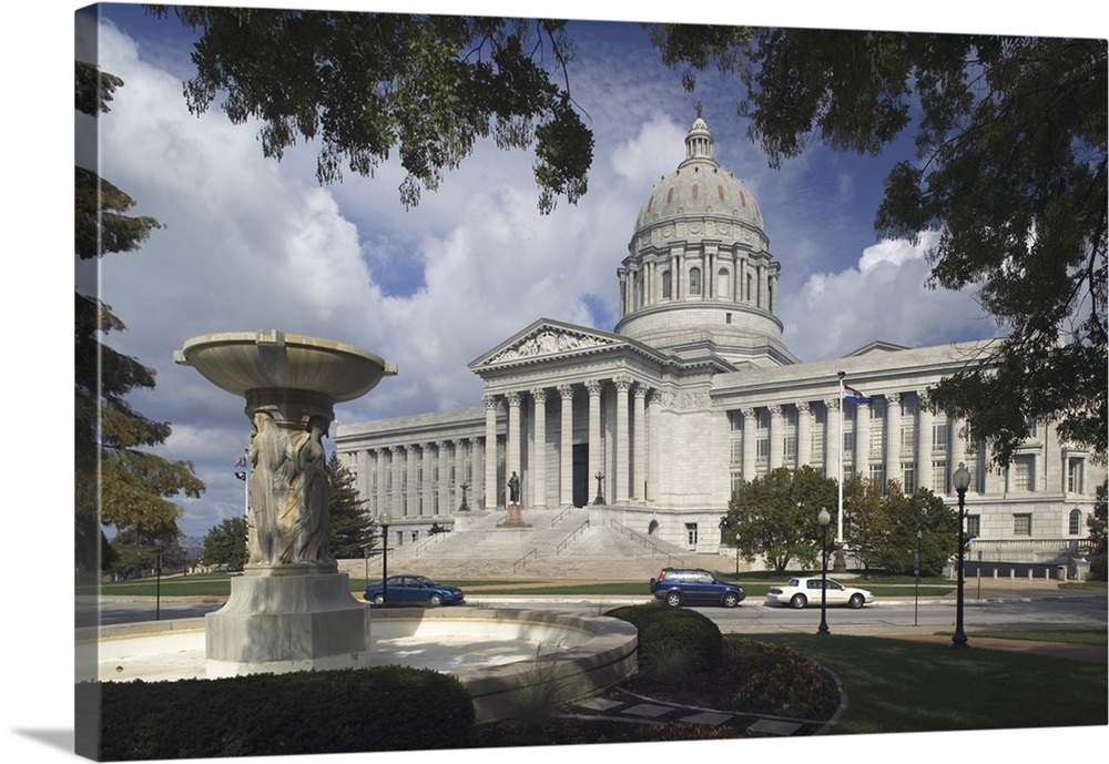 Fountain in front of a government building, Missouri State Capitol