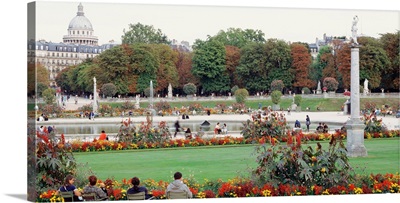 France, Paris, Le Jardin du Luxembourg, People in the park