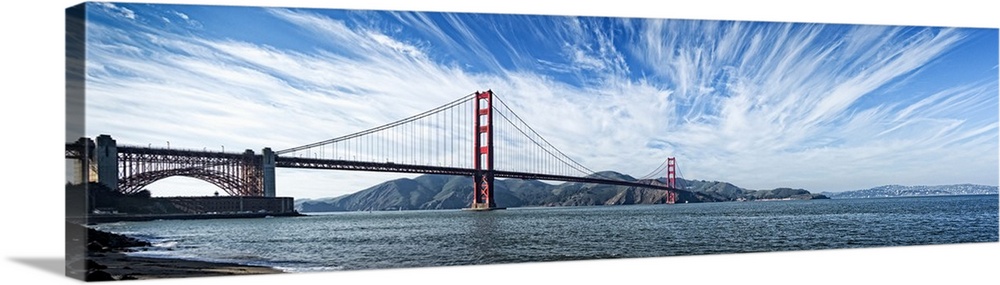 Suspension bridge over Pacific ocean, Golden Gate Bridge, San Francisco Bay, San Francisco, California, USA.