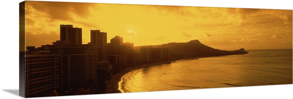 Hawaii, Honolulu, Waikiki Beach, Sunrise view of city and beach