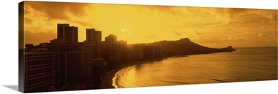 Hawaii, Honolulu, Waikiki Beach, Sunrise view of city and beach