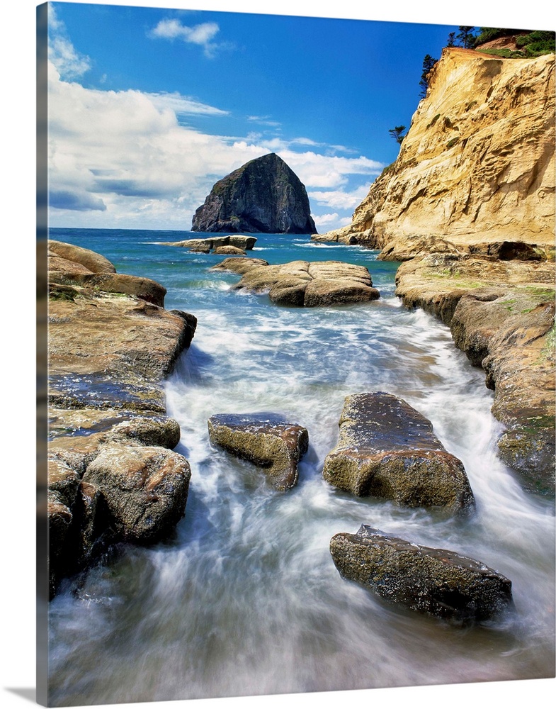 Haystack Rock at Cape Kiawanda State Park, Pacific City, Tillamook County, Oregon, USA