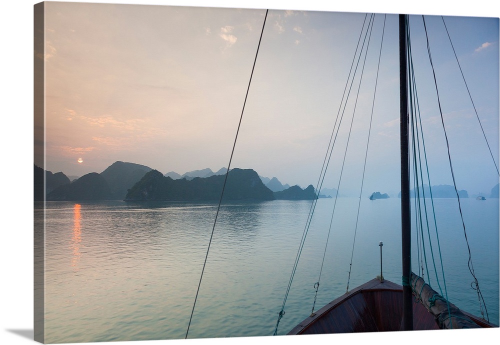 Islands and boat in the pacific ocean, ha long bay, quang ninh province, vietnam.