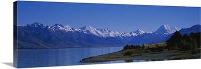 Lake in front of a mountain range, Lake Pukaki, Mt Cook, Southern Alps, New Zealand