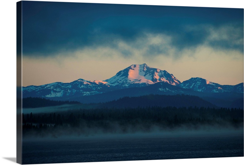 Lake with mountains in the background, Mt Lassen, Lake Almanor, California