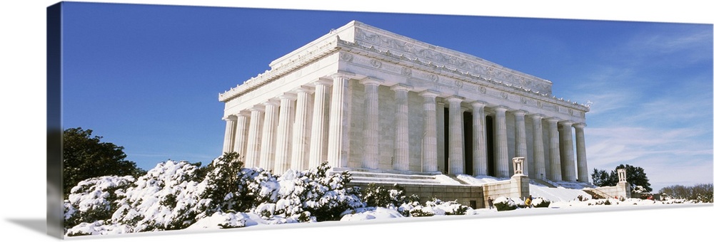 Low angle view of a memorial, Lincoln Memorial, Washington DC, USA