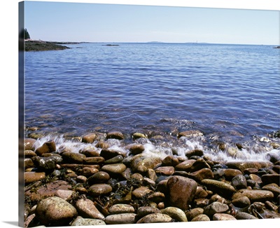 Maine, Acadia National Park, Wonderland Trail, Sea waves hitting rocky beach