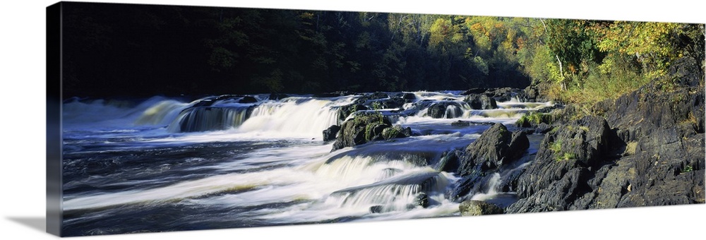 Menominee River falling into Piers Gorge, Upper Peninsula of Michigan ...