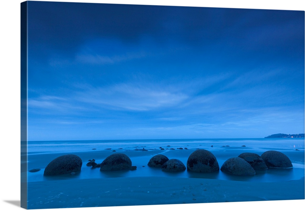 Moeraki boulders also known as te kaihinaki, moeraki, otago, south island, new zealand.