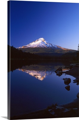 Mount Hood reflected in still water, Trillium Lake, Mount Hood National Forest, Oregon, united states,