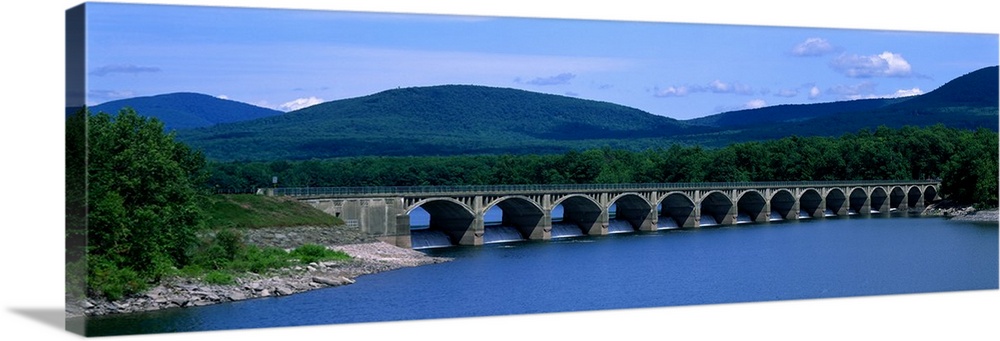 New York, Catskills, Ashokan Reservoir and bridge