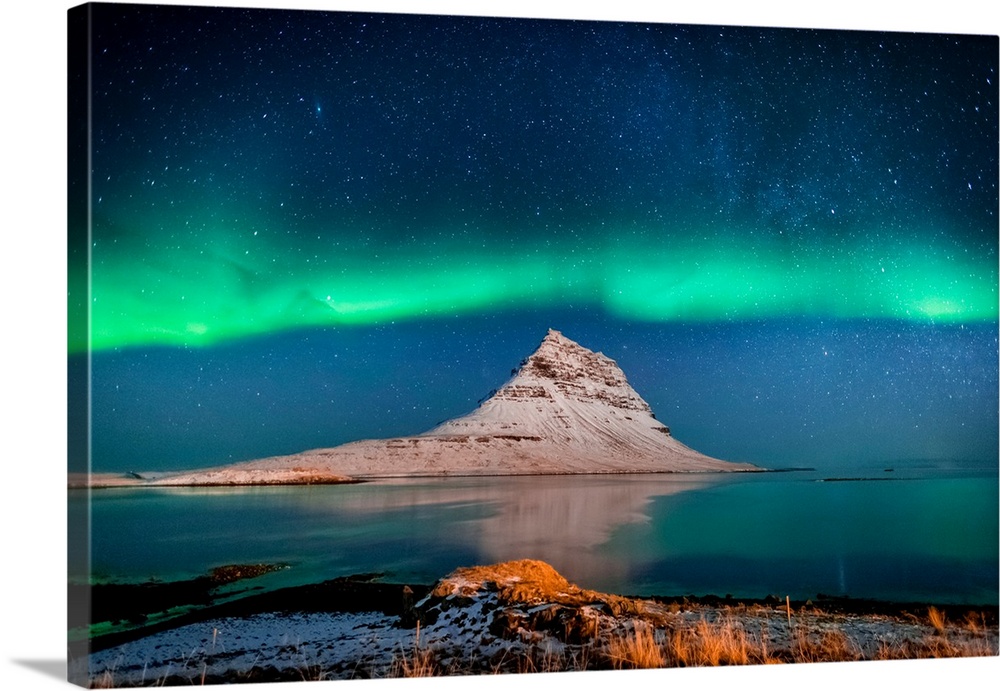 Aurora borealis or northern lights with the milky way galaxy, mt. Kirkjufell, grundarfjordur, snaefellsnes peninsula, Icel...