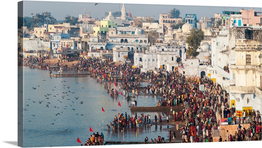 Pilgrims at the annual Hindu pilgrimage to holy Pushkar Lake, Pushkar, Ajmer District, Rajasthan, India