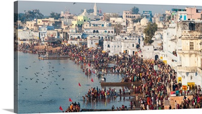 Pilgrims at the annual Hindu pilgrimage to holy Pushkar Lake, Pushkar, Rajasthan, India