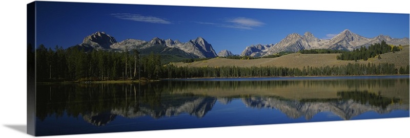 Reflection of mountains in water, Sawtooth Mountains, Redfish lake ...