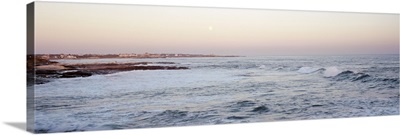 Rhode Island, Atlantic Ocean, Newort Brenton Point, Moonrise over the sea