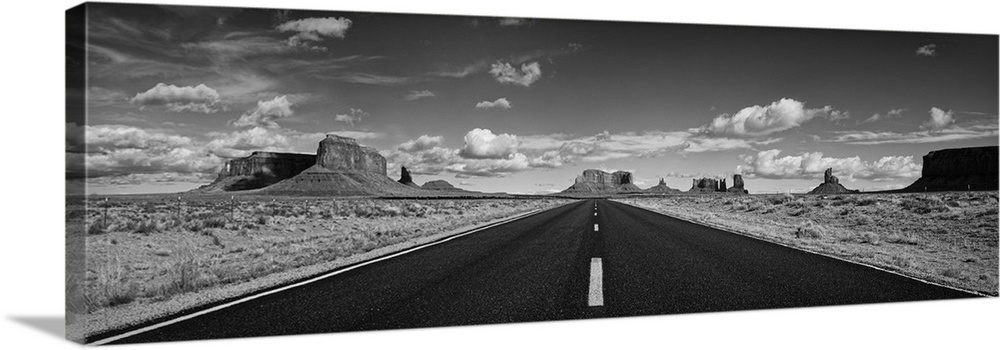 Road passing through Monument Valley, Monument Valley Tribal Park, Arizona, USA.