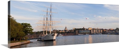 Schooner at a harbor with a city in the background with Hot Air Balloons in the sky Af Chapman Skeppsholmen Stockholm Sweden