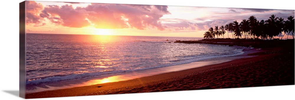 Sea at sunset, Honomalino Beach, Hawaii, USA