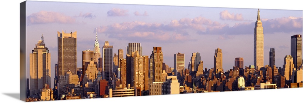 Panoramic photograph of the "Big Apple" skyline under cloudy skies.