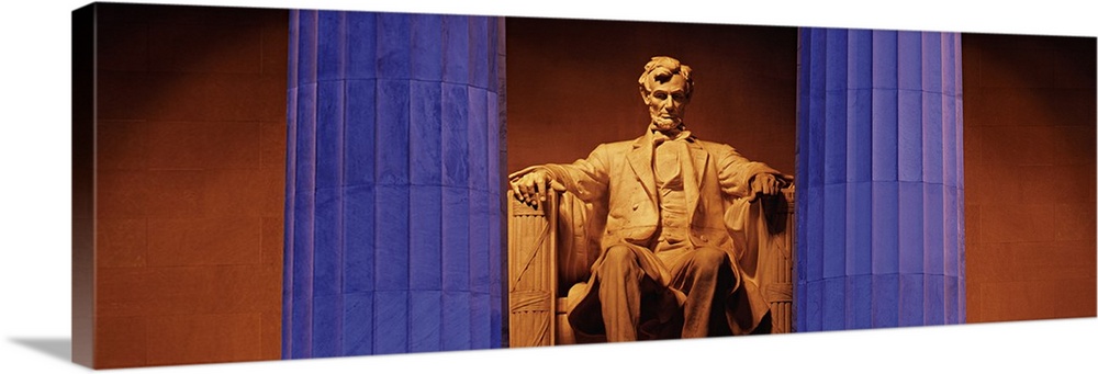 Statue of Abraham Lincoln in a memorial, Lincoln Memorial, Washington DC