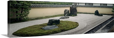 Statues in a garden, Rock Garden, Ryoanji Temple, Ryogen-in, Kyoto Japan