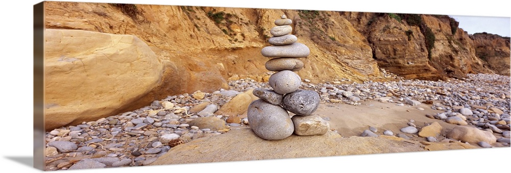 USA, California, San Mateo County, Stone sculpture on beach