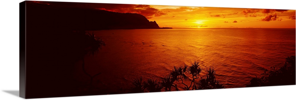 Sunset over an ocean, Hanalei Bay, Kauai, Hawaii