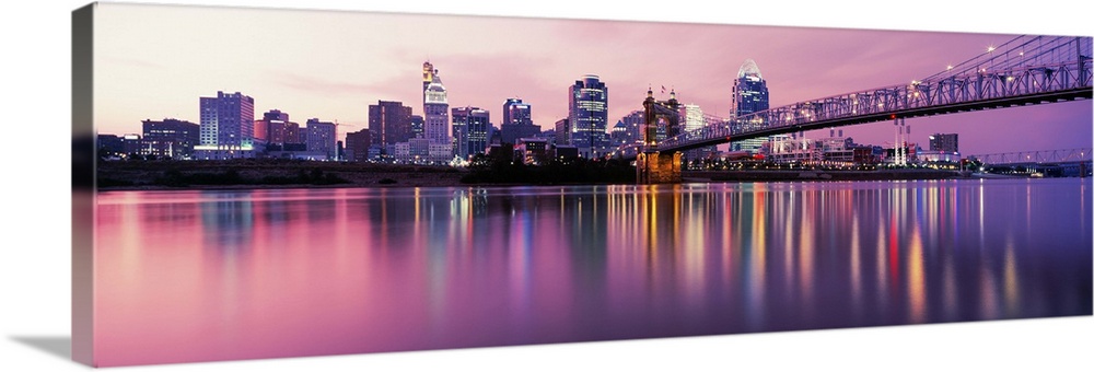 Suspension bridge across the Ohio River with skyscrapers in the background, Cincinnati, Ohio, USA.