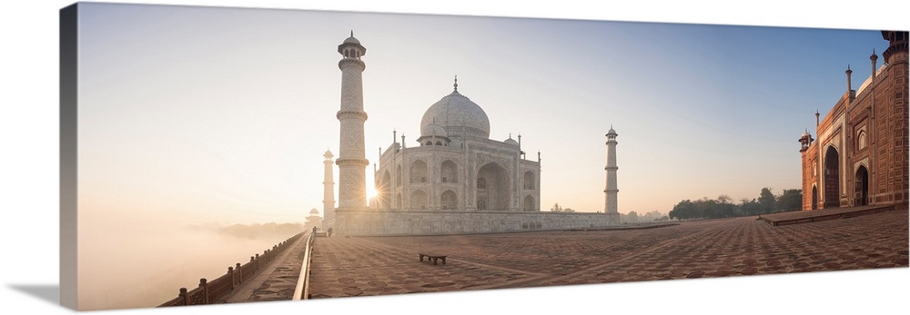 Taj Mahal at dawn, Agra, Uttar Pradesh, India.