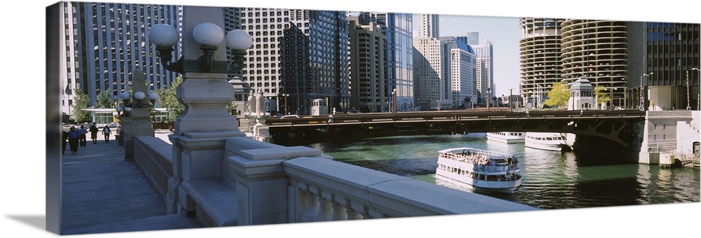 Tour boat in a river, Chicago River, Chicago, Illinois