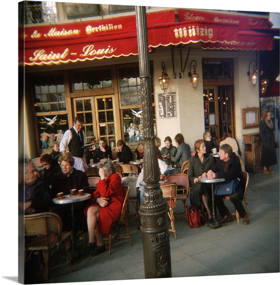 Tourists sitting at a sidewalk cafe, Bistrot Ile St Louis, Paris, France