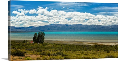 View of lake with mountains in background, Lago Argentino, Argentina