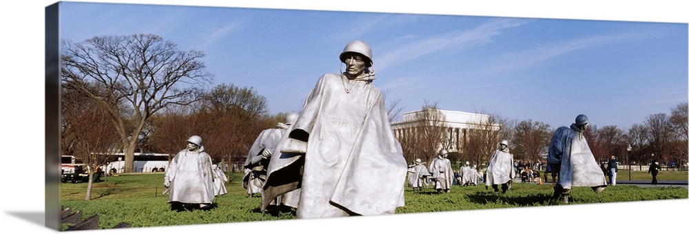 Washington DC, Korean Veterans Memorial, Tourists in the war memorial