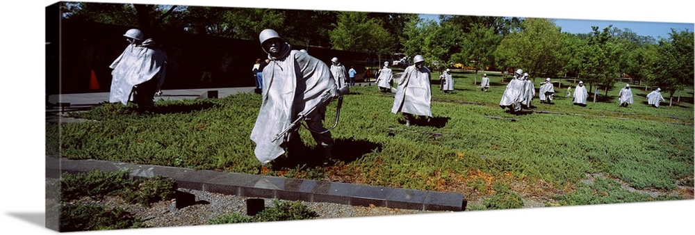 Washington DC, Korean War Memorial, Statues in the field