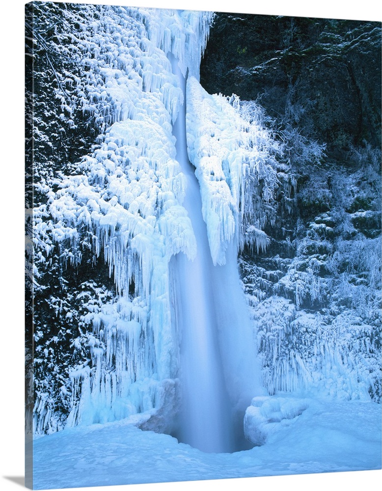 Winter ice hangs on Horsetail Falls, Columbia River Gorge National Scenic Area, Multnomah County, Oregon, USA