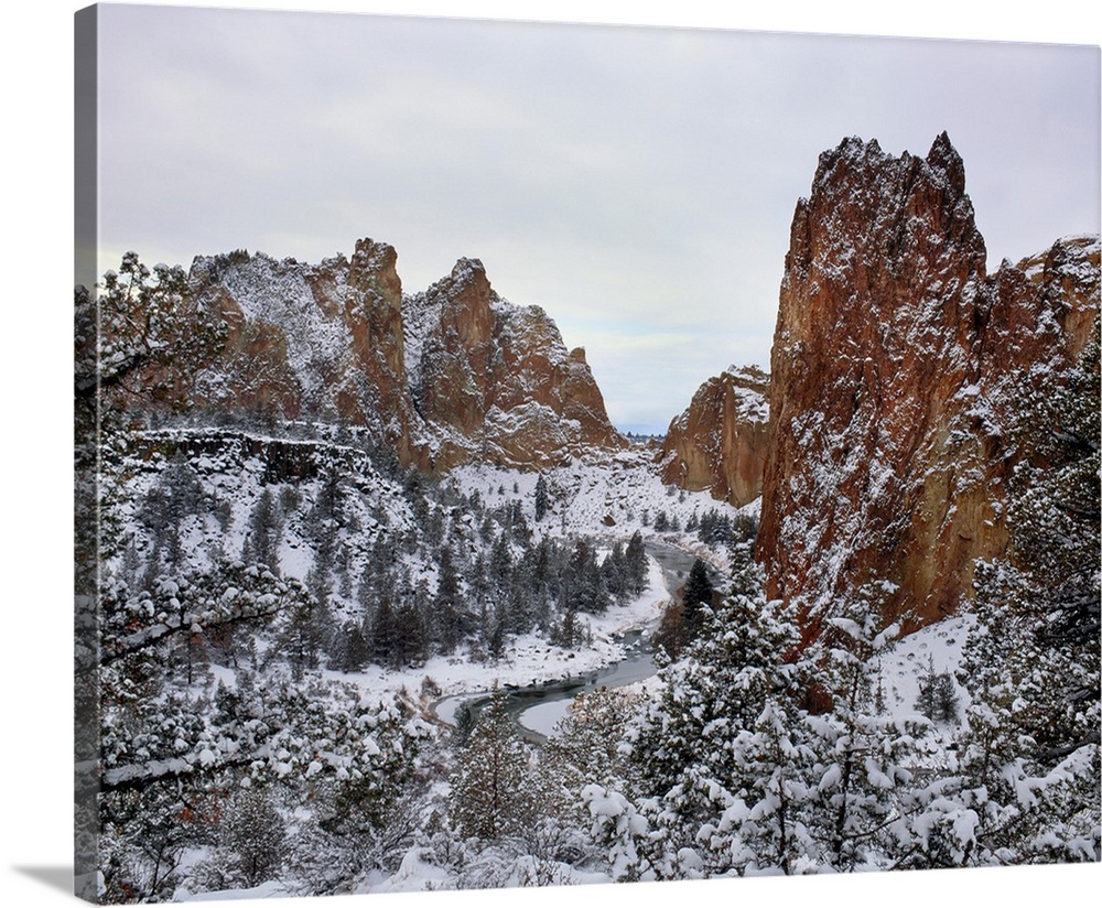 Winter snow at Smith Rock State Park, Crooked River, Terrebonne, Deschutes County, Oregon, USA