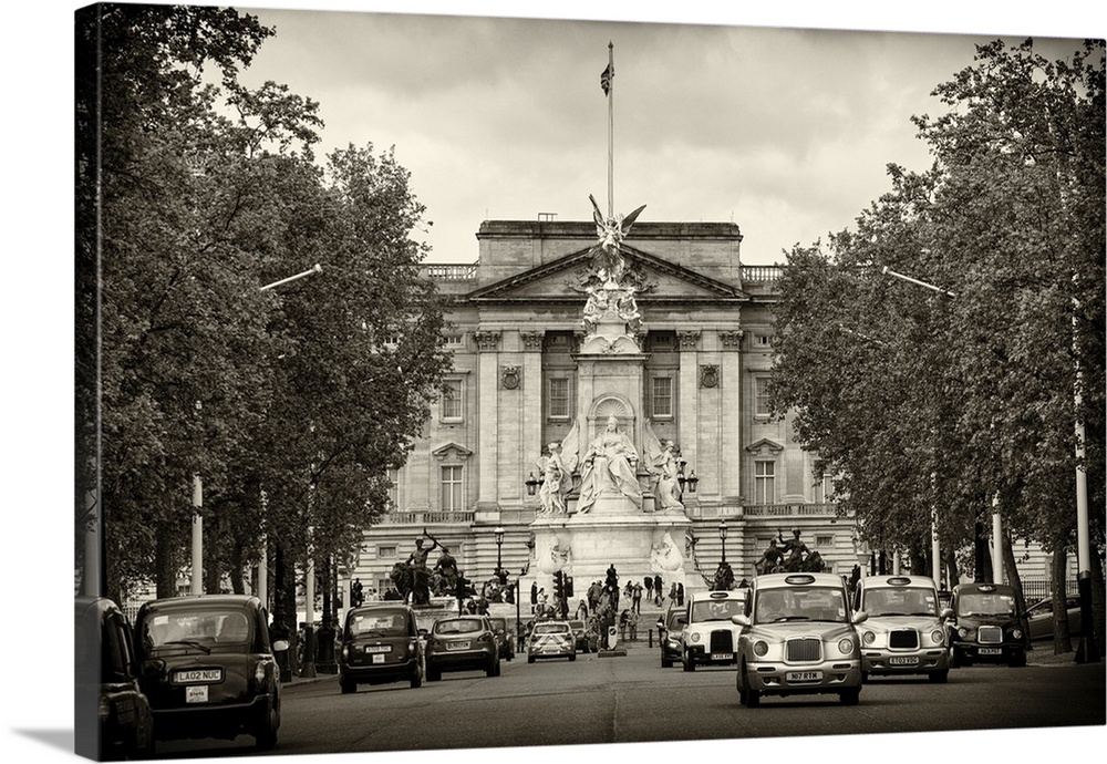 Street in front of Buckingham Palace with black taxi cabs in London, England.