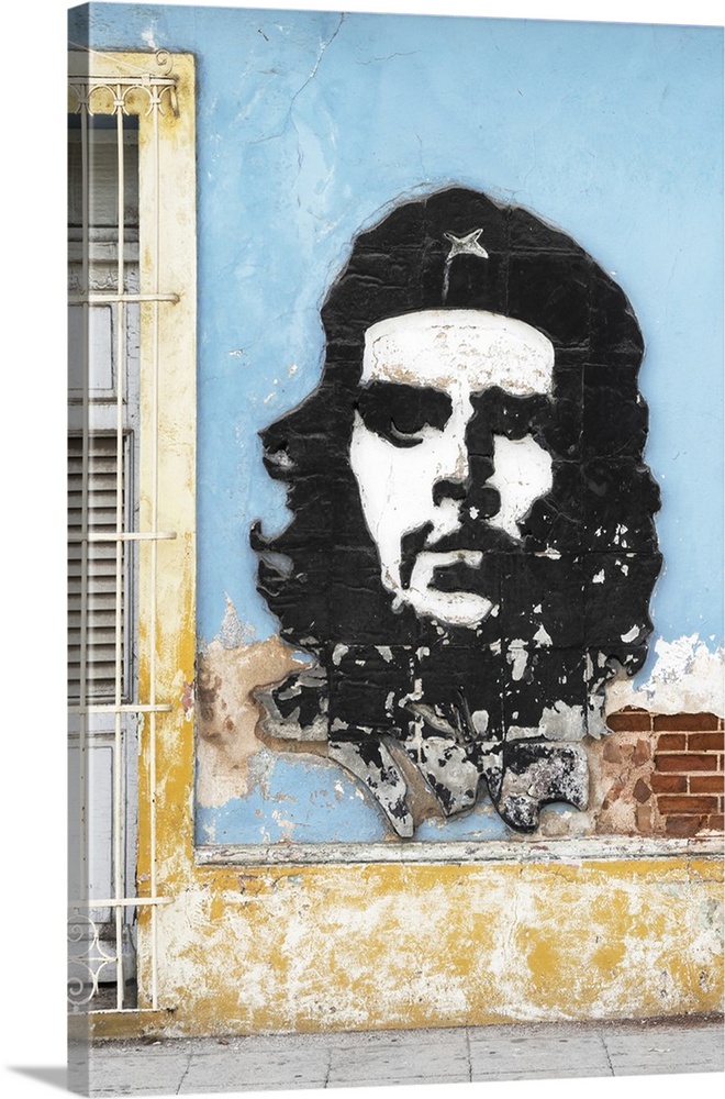 Photograph of a Cuban facade with Che Guevara graffiti on the side of a light blue building, Havana, Cuba.