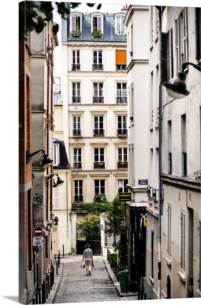 A photograph of a Parisian architecture in Montmarte.